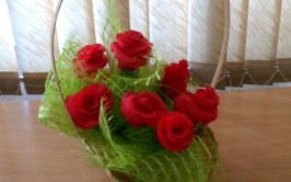 корзина с розами из гофрированной бумаги «Маме с любовью и нежностью» (Иванова Алина)